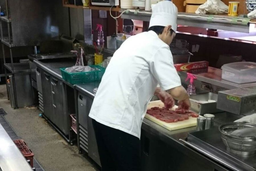 Nhà hàng nổi tiếng từ khách du lịch nước ngoài [tuyển dụng nhân viên ứng cử viên quản lý cửa hàng] với tiền thưởng/tích cực chấp nhận người nước ngoài