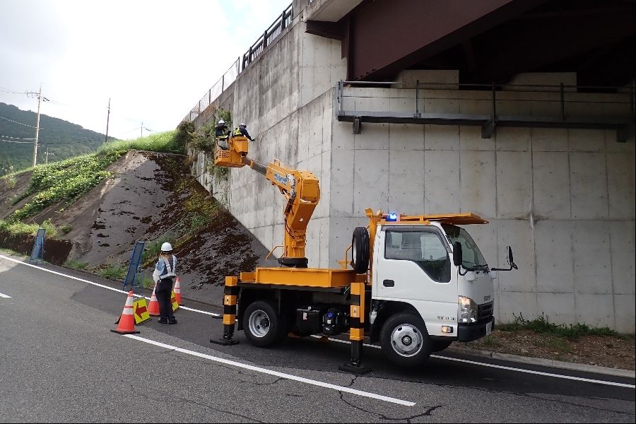 OK inexperiente, sábados, domingos e feriados, 120 dias de férias anuais/Equipe de pesquisa em engenharia civil protegendo a segurança do Japão