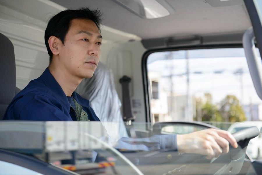 É necessária uma grande licença [Kyoto/funcionário em tempo integral] rota de entrega de produtos lácteos/salário mensal de 280.000 ienes/mês + 2 bônus