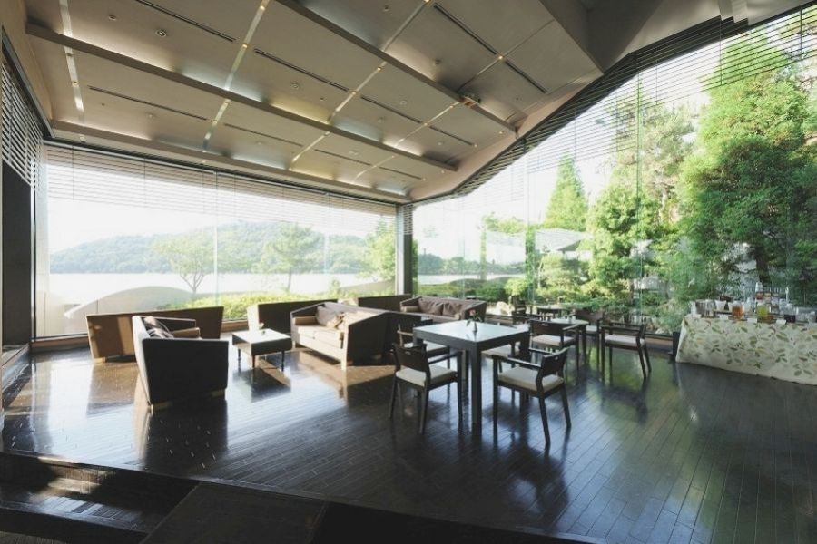 OK, pela primeira vez [Shizuoka/Hamamatsu] Equipe que serve refeições e prepara futons em um hotel espetacular com vista para o Lago Hamana