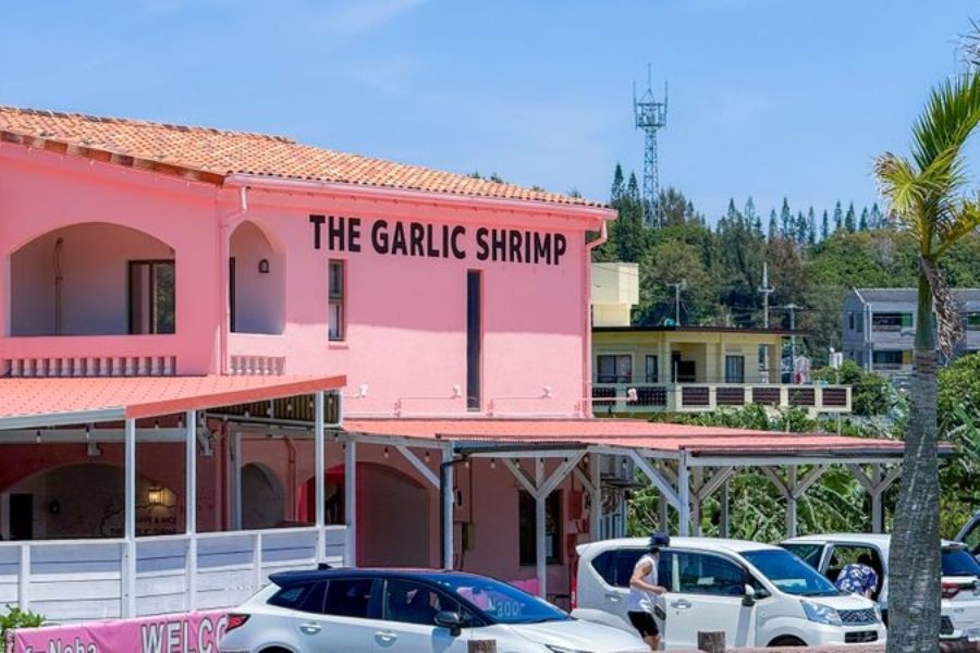 Contratação ativa de estrangeiros [equipe de alimentos e bebidas] Loja de camarão com alho em uma área turística representando Okinawa