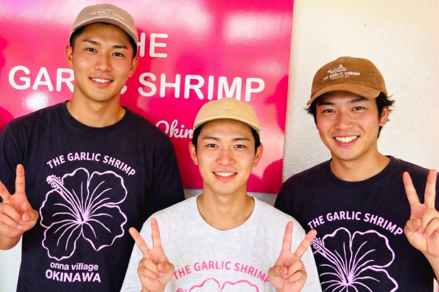 Contratação ativa de estrangeiros [equipe de alimentos e bebidas] Loja de camarão com alho em uma área turística representando Okinawa