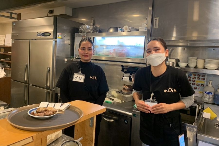 Recursos humanos estrangeiros ativos [Tóquio/Kamata/emprego de meio período] Equipe de alimentos e bebidas no popular izakaya “Kaburaya”