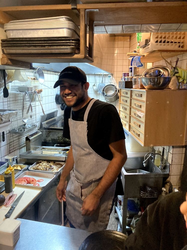 Há makanai [equipe do salão de uma popular hamburgueria em Kyoto] a 5 minutos na estação Higashiyama @lunch