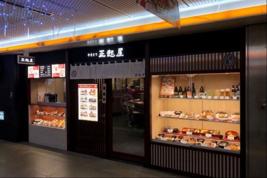 Muitos recursos humanos estrangeiros estão ativos [funcionários em tempo integral]. Funcionários do Hall em uma izakaya estabelecida há muito tempo, ao lado da Estação Namba, em Osaka