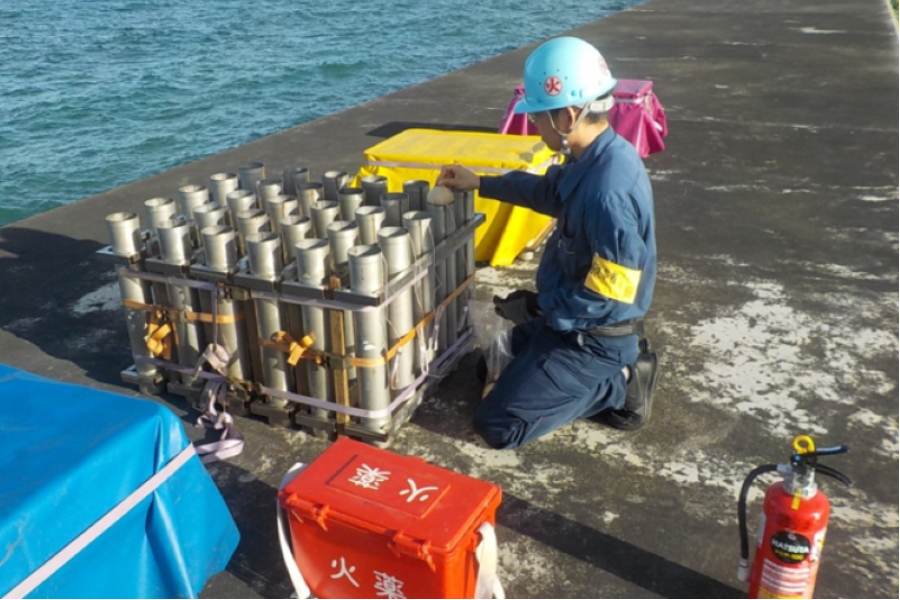 Salário mensal de 250.000 ienes possível [área de Okinawa/Ishigakijima] Recrutamento de artesão de fogos de artifício de 60 anos/inexperiente OK