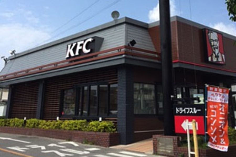 Equipe inexperiente de alimentos e bebidas de OK [área de Okinawa] no mundialmente famoso fast food “KFC”