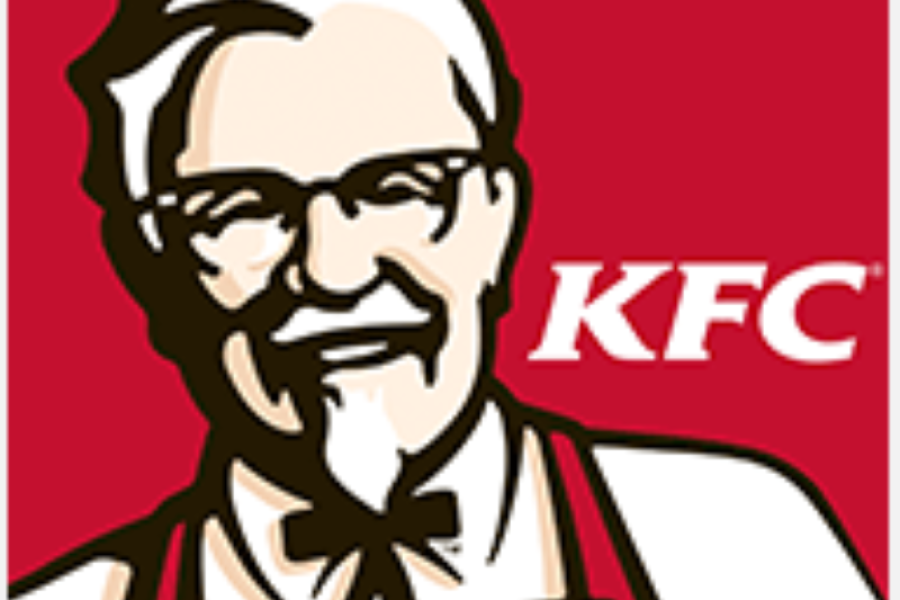Equipe inexperiente de alimentos e bebidas de OK [área de Okinawa] no mundialmente famoso fast food “KFC”