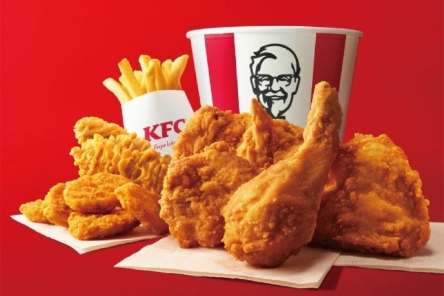 Equipe inexperiente de alimentos e bebidas de OK [área de Okinawa] no mundialmente famoso fast food “KFC”