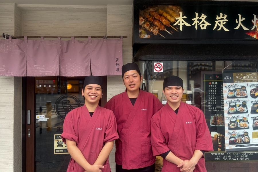 Muitos recursos humanos estrangeiros estão ativos [funcionários em tempo integral] Funcionários de cozinha em uma izakaya estabelecida há muito tempo, ao lado da Estação Namba, em Osaka