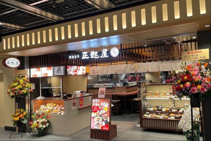 Muitos recursos humanos estrangeiros estão ativos [funcionários em tempo integral] Funcionários de cozinha em uma izakaya estabelecida há muito tempo, ao lado da estação de Kyoto