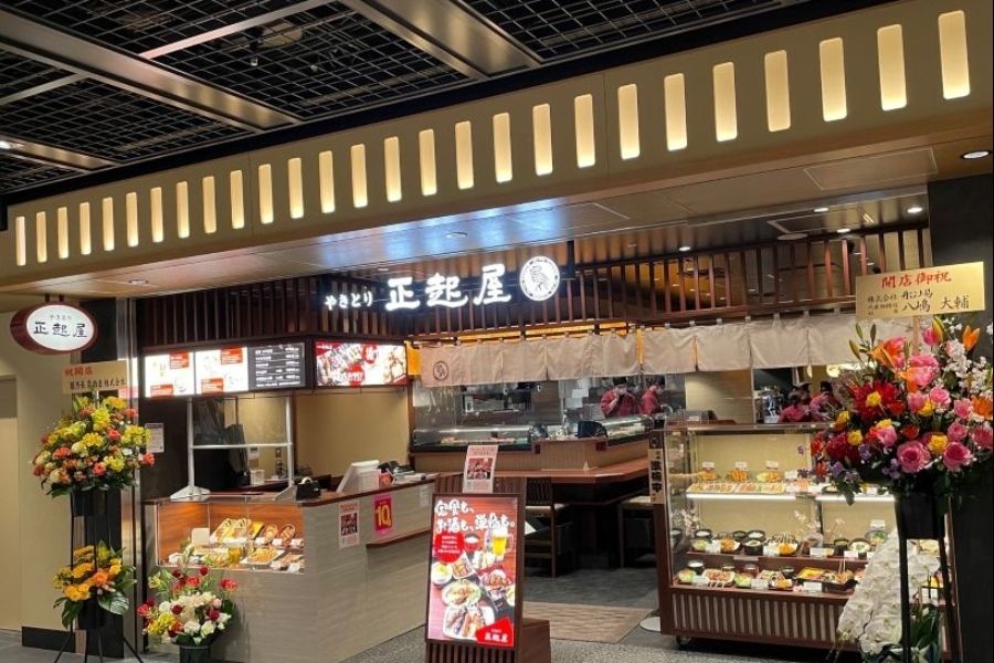 Muitos recursos humanos estrangeiros estão ativos [funcionários em tempo integral]. Funcionários do Hall em uma izakaya estabelecida há muito tempo, ao lado da Estação Namba, em Osaka
