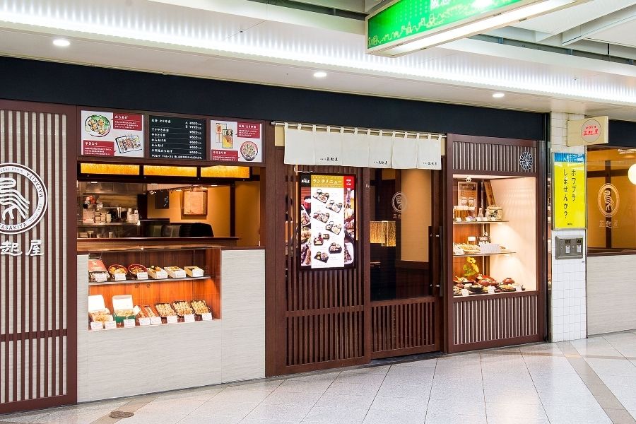 Muitos recursos humanos estrangeiros estão ativos [funcionários em tempo integral] Funcionários de cozinha em uma izakaya estabelecida há muito tempo, ao lado da Estação Umeda, em Osaka