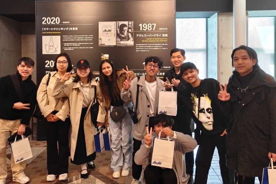 Muitos recursos humanos estrangeiros estão ativos [funcionários em tempo integral]. Funcionários do Hall em uma izakaya estabelecida há muito tempo, ao lado da Estação Namba, em Osaka