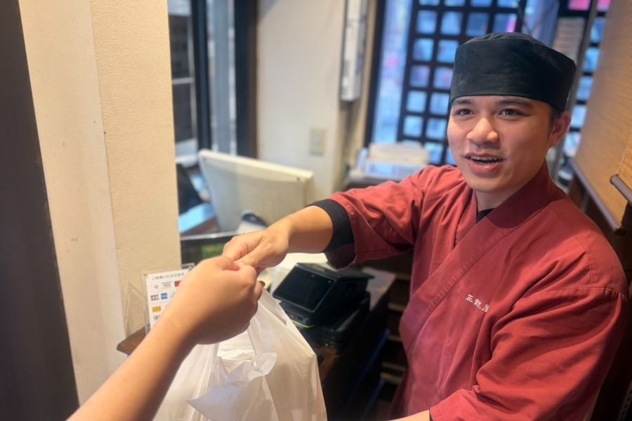 Muitos recursos humanos estrangeiros estão ativos [funcionários em tempo integral] Equipe de alimentos e bebidas em uma izakaya estabelecida há muito tempo, ao lado da Estação Namba, em Osaka
