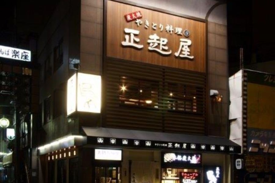 Muitos recursos humanos estrangeiros estão ativos [funcionários em tempo integral] Equipe de alimentos e bebidas em uma izakaya estabelecida há muito tempo, ao lado da Estação Namba, em Osaka