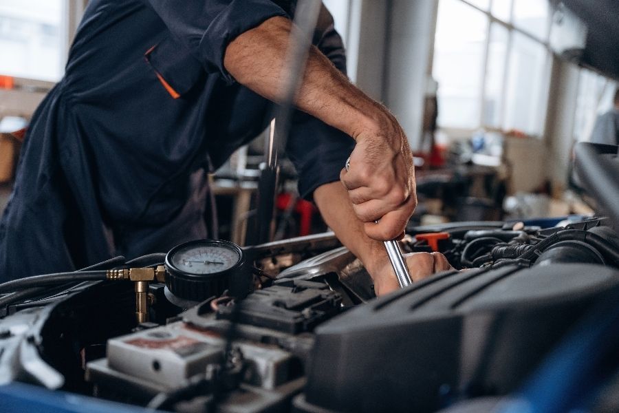 Inexperiente OK! Trabalho de conserto de automóveis | Mecânico de automóveis · dormitório disponível