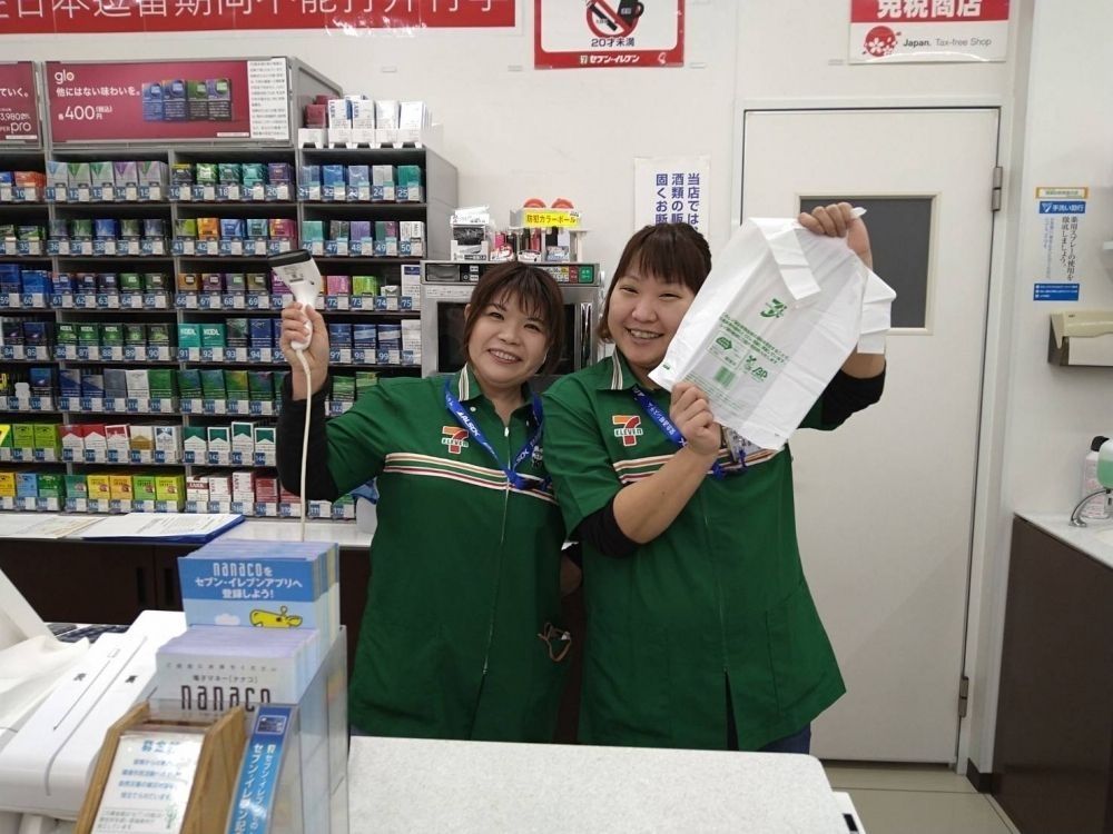 Pessoas experientes dão as boas-vindas [funcionários da loja de conveniência] Aeroporto Internacional 7-Eleven Chubu