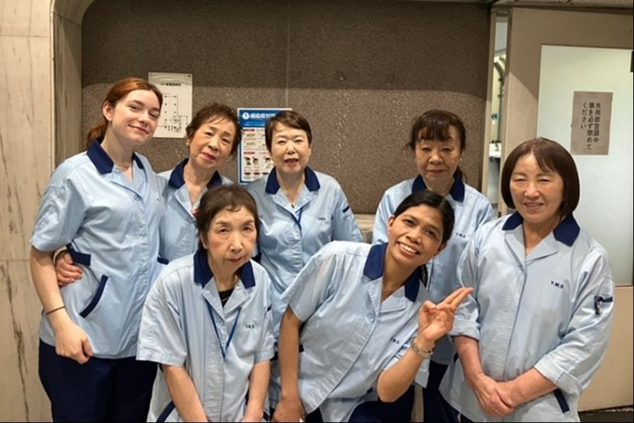 Equipe de limpeza de edifícios de escritórios