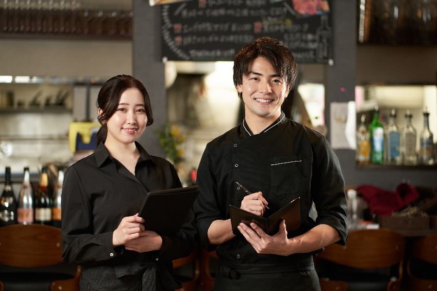 Nhân viên phục vụ khách hàng và nấu ăn tại các nhà hàng như teppanyaki, đồ ăn Hàn Quốc, thực phẩm Nhật Bản, thực phẩm Pháp, v.v.