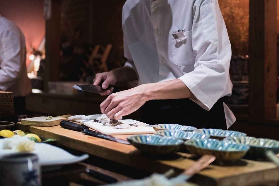 Nhân viên phục vụ khách hàng và nấu ăn tại các nhà hàng như teppanyaki, đồ ăn Hàn Quốc, thực phẩm Nhật Bản, thực phẩm Pháp, v.v.