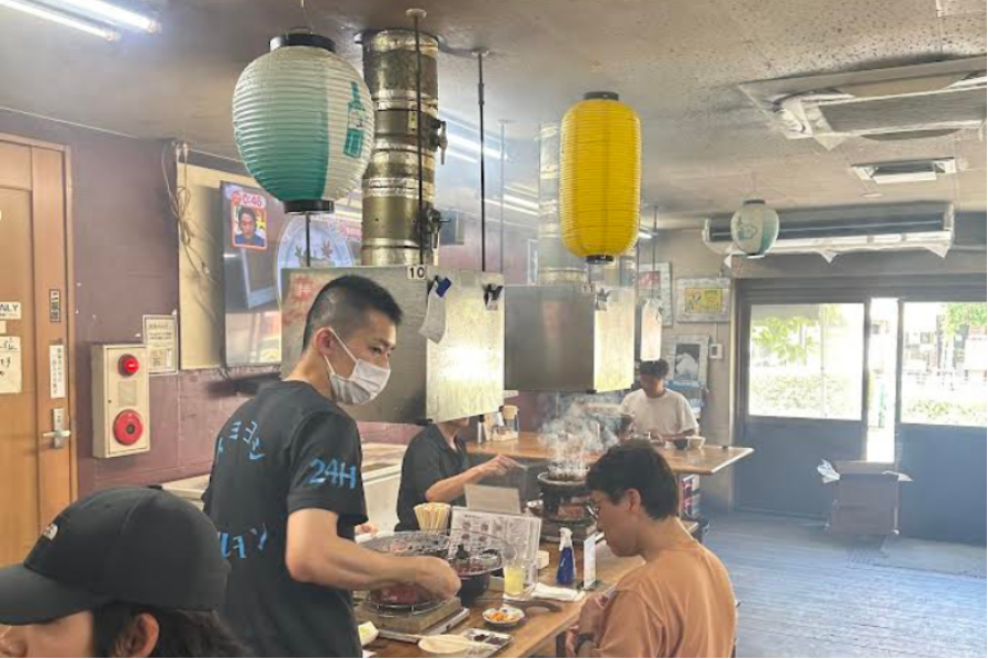 Inexperiente OK [equipe do restaurante/cozinha de Yakiniku] Makanai, dormitório disponível/2 minutos da estação