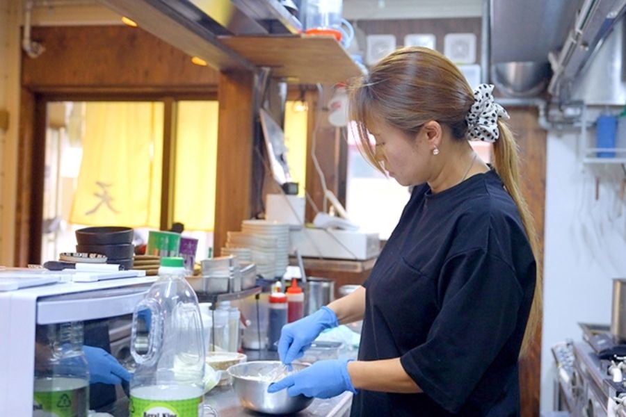 Procurando funcionários em tempo integral, por que você não experimenta o “gerenciamento de lojas” em uma popular loja de gyoza em Higashiosaka?