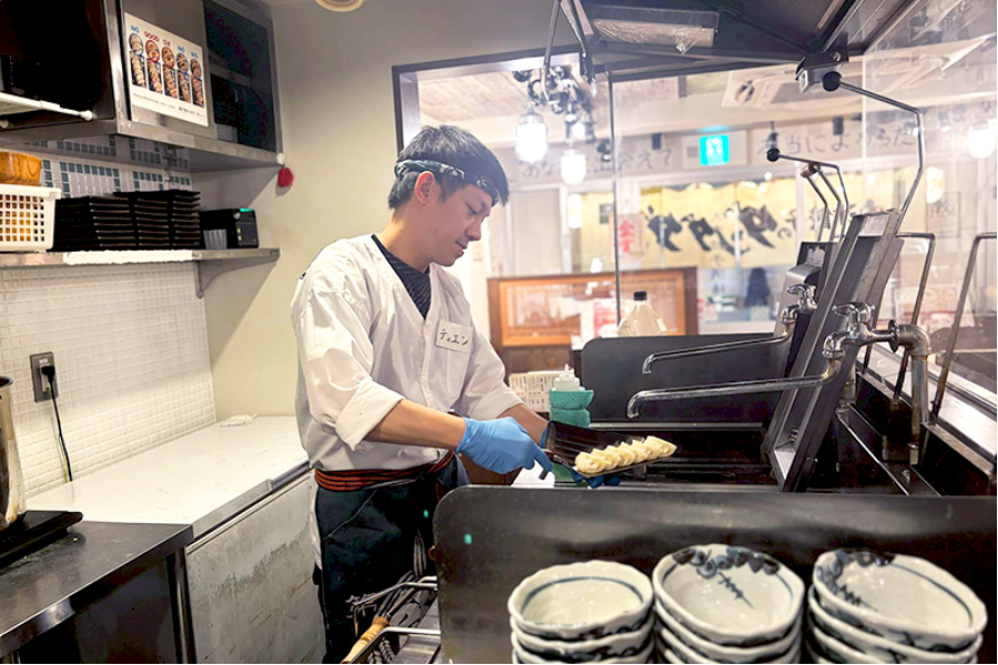 Procurando funcionários em tempo integral, por que você não experimenta o “gerenciamento de lojas” em uma popular loja de gyoza na cidade de Takatsuki?