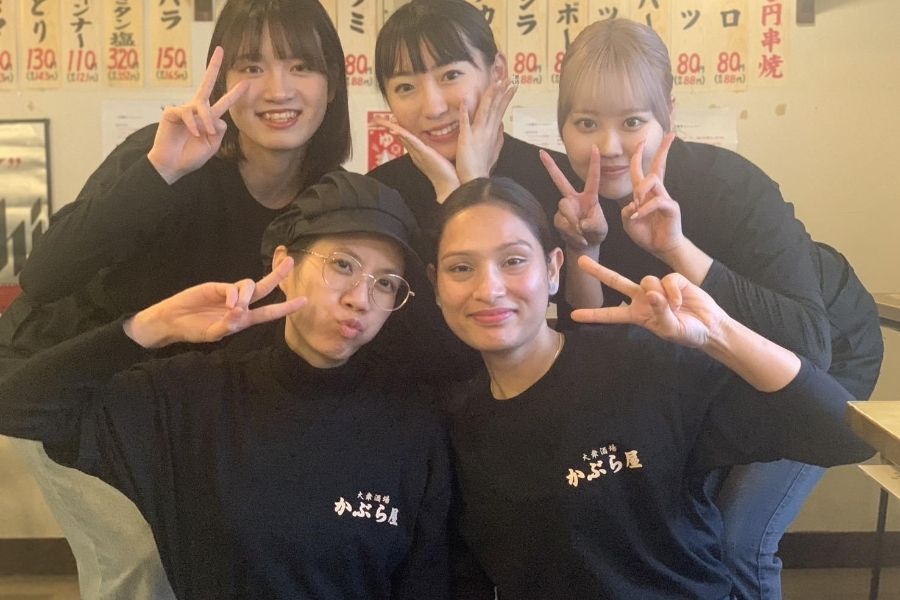 Recursos humanos estrangeiros ativos [Tóquio/Gotanda/trabalho de meio período] Equipe de alimentos e bebidas no popular izakaya “Kaburaya”