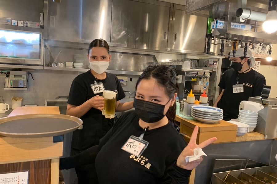Recursos humanos estrangeiros ativos [Tóquio/Gotanda/trabalho de meio período] Equipe de alimentos e bebidas no popular izakaya “Kaburaya”