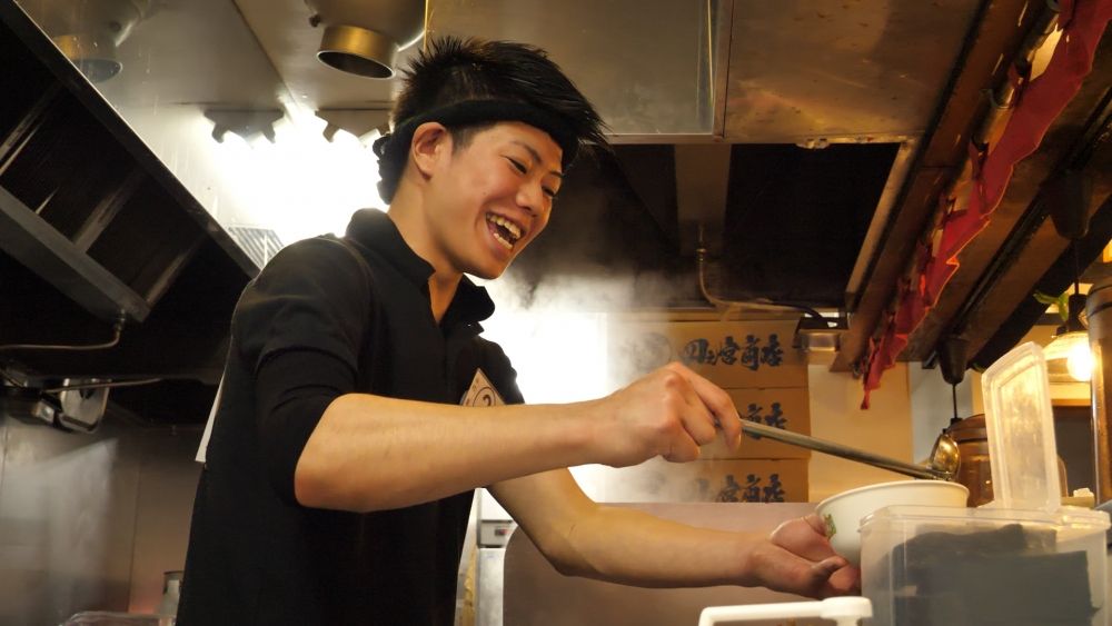 ＼ Tem um histórico de contratação de estrangeiros. STAFF da loja de ramen “Yoyogi Shoten”