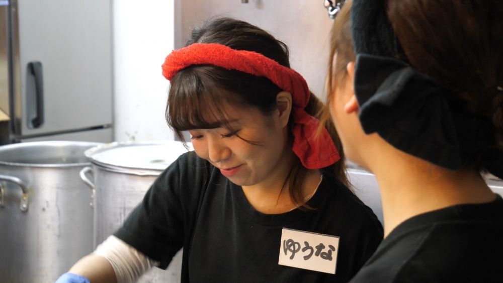 \ Tem um histórico de contratação de estrangeiros/funcionários da loja de ramen “Yotsuya Shoten”