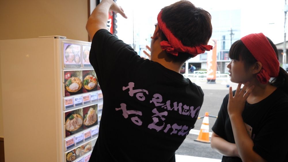 ＼Tem um histórico de contratação de estrangeiros. EQUIPE DA LOJA DE RAMEN “Machida Honcho Store”