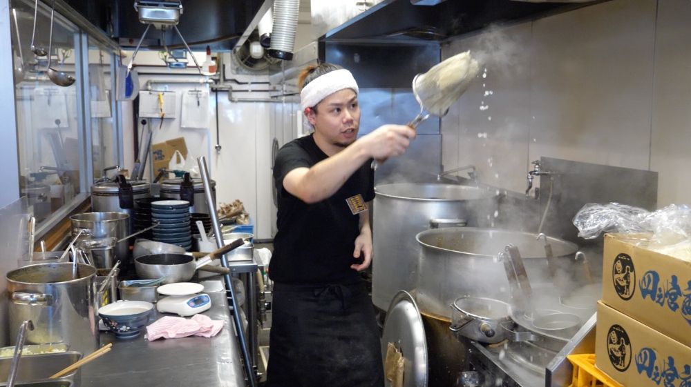 ＼Tem um histórico de contratação de estrangeiros na loja de ramen STAFF “Butayama Machida Store”