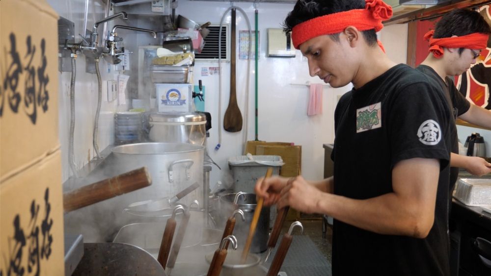 \ Tem um histórico de contratação de estrangeiros/funcionários da loja de ramen “Butayama Yokohama Nishiguchi Store”