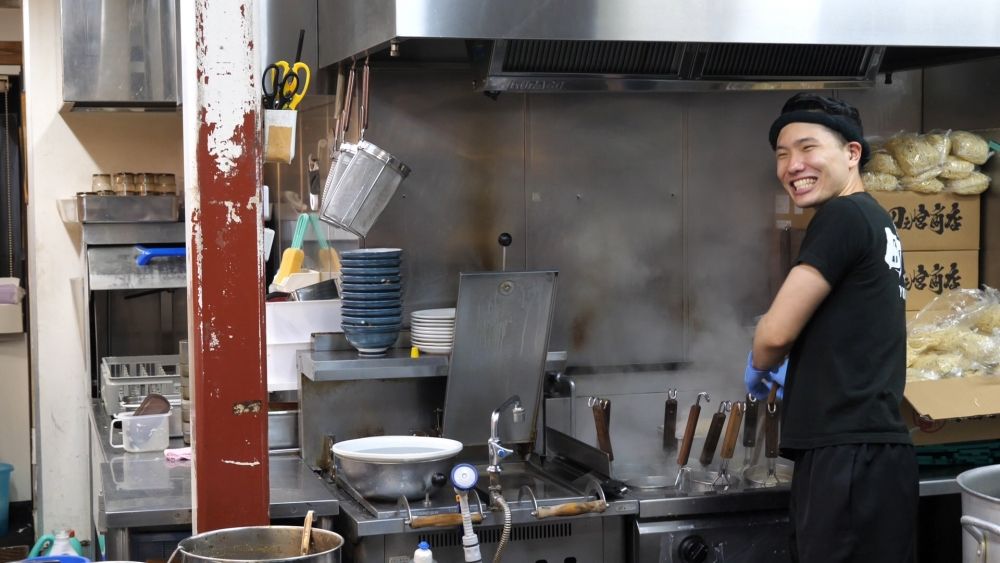 \ Tem um histórico de contratação de estrangeiros/funcionários da loja de ramen “Butayama Minamisemba Store”