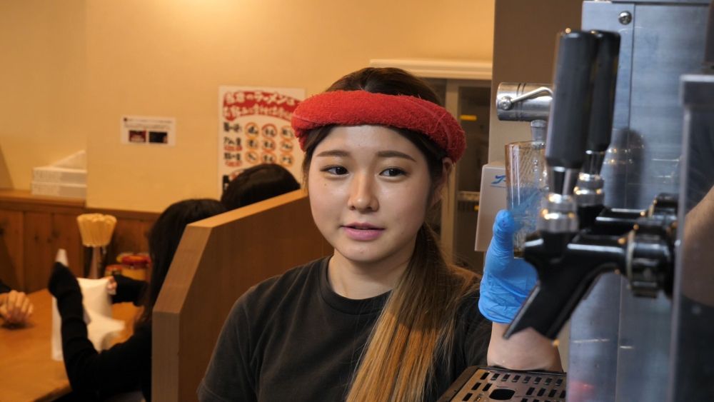 \ Tem um histórico de contratação de estrangeiros/funcionários da loja de ramen “Gatton Hiyoshi Store”