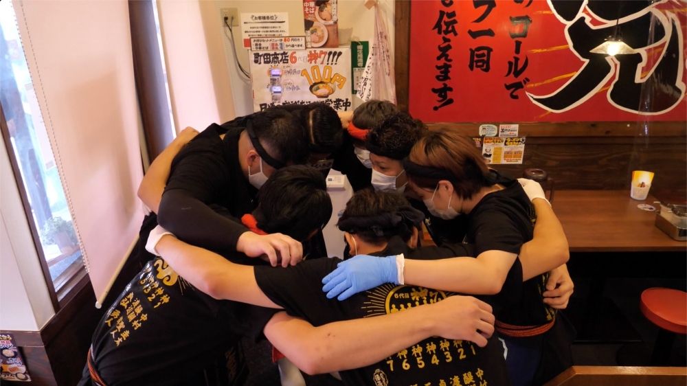 Trabalha até tarde da noite/Tem um histórico de contratação de estrangeiros/funcionários de restaurante Ramen <<Machida Shoten Ebisu Branch>>