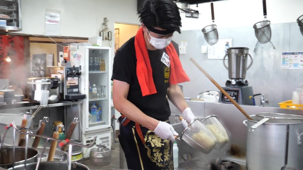 \ Tem um histórico de contratação de estrangeiros/funcionários da loja de ramen “Machida Shoten Iruma Store”