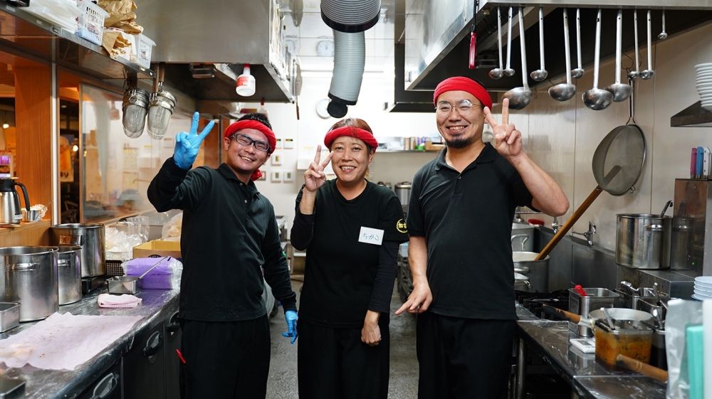 \ Tem um histórico de contratação de estrangeiros/funcionários da loja de ramen “Machida Shoten Iwakiri Store”