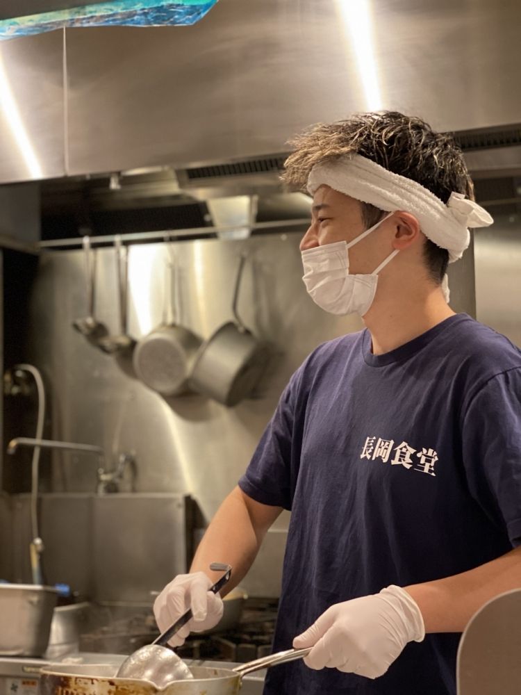 \ Tem um histórico de contratação de estrangeiros/funcionários da loja de ramen “Nagaoka Diner Yokohama Nishiguchi Store”