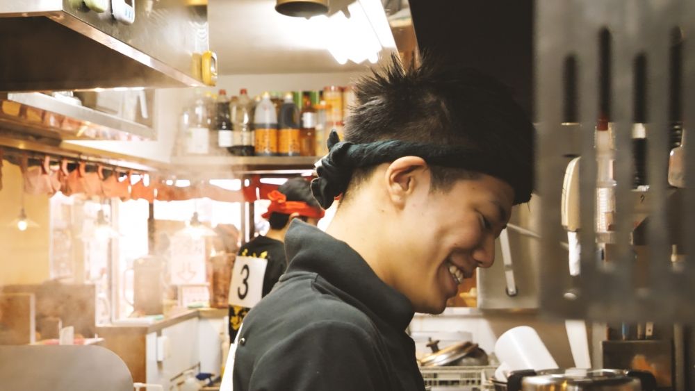 \ Tem um histórico de contratação de estrangeiros/funcionários da loja de ramen “Machida Shoten Fujinomiya Store”