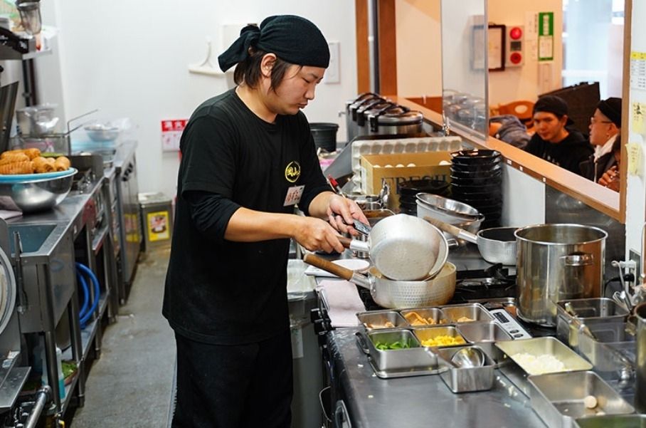 \ Tem um histórico de contratação de estrangeiros/funcionários da loja de ramen “Minoh Shoten”