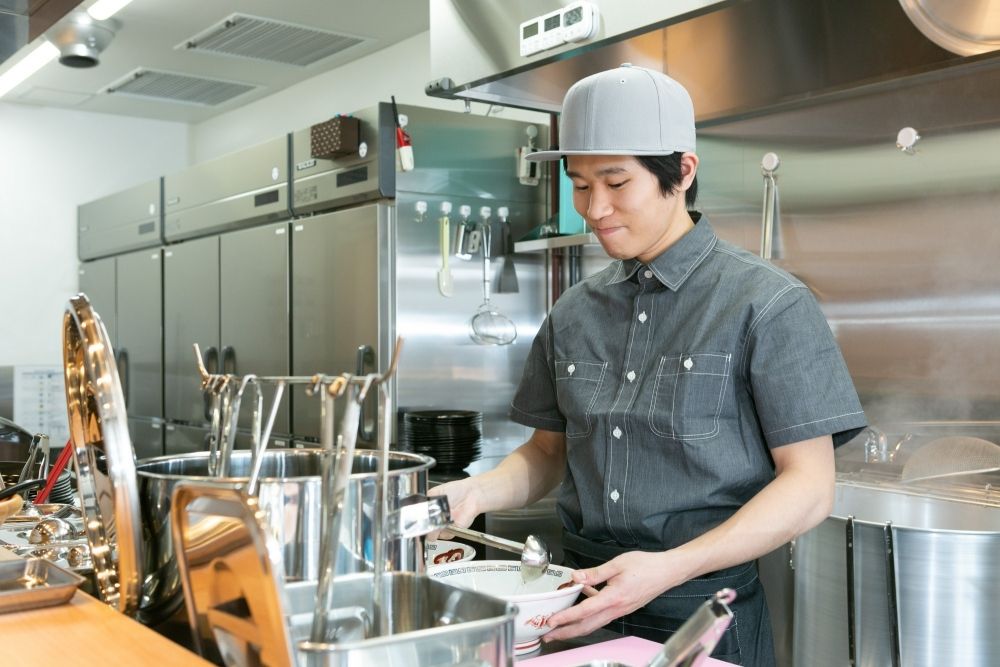 ＼外国人採用実績あり／ラーメン店STAFF《豚山　栄店》