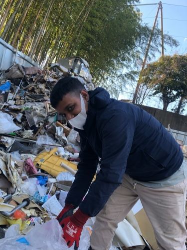 リフォーム廃材 仕分けスタッフ