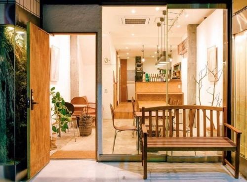 Bedmaking staff at a guest house in Tokyo, Sumiyoshi(Tokyo) / 住吉(東京)