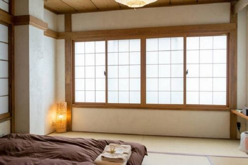 Bedmaking staff at a guest house in Tokyo, Sumiyoshi(Tokyo) / 住吉(東京)