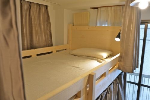 Bedmaking staff at a guest house in Tokyo, Sumiyoshi(Tokyo) / 住吉(東京)