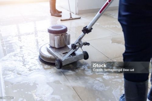 [Equipe de limpeza de banheiros públicos] Inexperientes são bem-vindos, homens e mulheres não são necessários