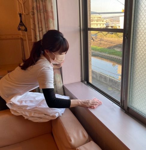 Dọn dẹp phòng, làm giường